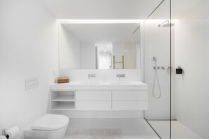 Apartment, 2 Schlafzimmer | Badezimmer | Handtücher, Toilettenpapier