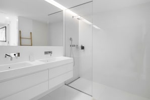 Apartment, 2 Bedrooms | Bathroom | Towels, toilet paper