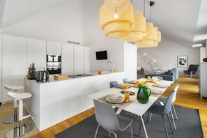 Dúplex, 4 habitaciones | Zona de estar | Una televisión de pantalla plana