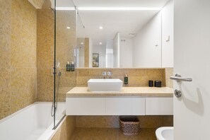 Duplex, 4 Bedrooms | Bathroom | Hair dryer, towels, toilet paper