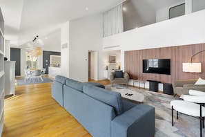 Maisonette, 4 Schlafzimmer | Wohnbereich | Flachbildfernseher