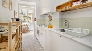 Apartment, 2 Bedrooms | Dapur peribadi | Cerek elektrik, pembakar roti 