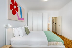 2 bedrooms, desk, free WiFi - Lisbon Urban Chic: Great For D Nomads & R Workers (Lisbon)