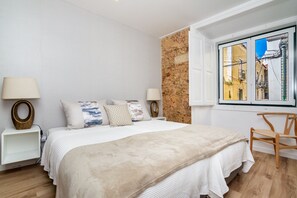 2 bedrooms, free WiFi - Boho-Chic Santos Apartment: Industriais 7 (Lisbon)