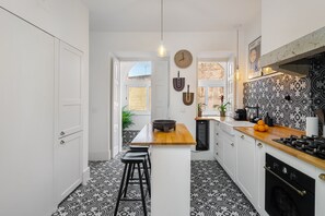 Private kitchen - Premium Alfama 2-Br Great For Remote Workers & Digital Nomads (Lisbon)