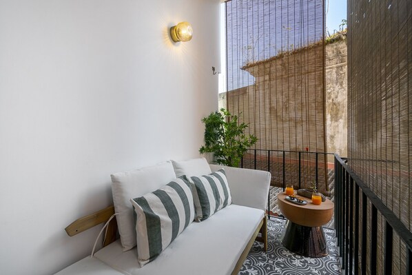 Terrace/patio - Premium Alfama 2-Br Great For Remote Workers & Digital Nomads (Lisbon)