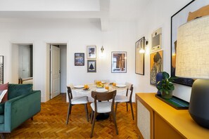 Departamento, 2 habitaciones | Área de sala de estar | Televisión de pantalla plana 