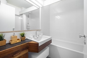 Apartment, 1 Bedroom | Bathroom | Hair dryer, towels, toilet paper