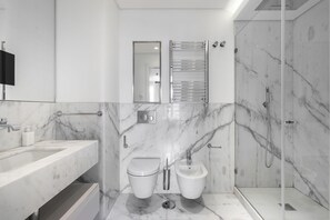 Apartment, 1 Bedroom | Bathroom | Hair dryer, towels, toilet paper - Urban Retreat: Downtown Luxury, Parking, Ac & Elevator (Lisbon)