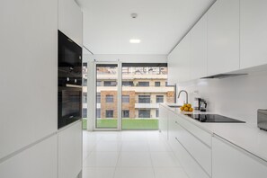 Private kitchen - Urban Retreat W/Parking, Elevator & Ac By Benfica Stadium (Lisbon)