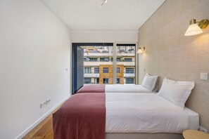 2 bedrooms, desk, iron/ironing board, free WiFi - Urban Retreat W/Parking, Elevator & Ac By Benfica Stadium (Lisbon)
