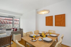 Appartement, 2 chambres | Aire de séjour | Téléviseur à écran plat