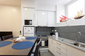Appartement, 2 chambres | Cuisine privée | Bouilloire électrique