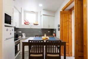 Apartment, 2 Bedrooms | Private kitchen