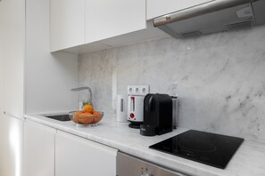 Apartment, 1 Bedroom | Dapur peribadi | Cerek elektrik, pembakar roti 