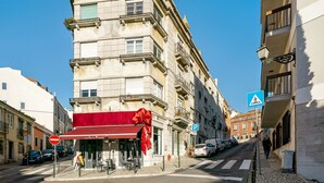 A street view with a building featuring a red awning and a large bow decoration. - Lisbon'S Best Kept Secret: 2-Bed W/Ac & Patio (Lisbon)