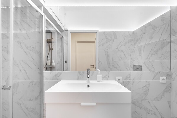 Apartment, 2 Bedrooms | Bathroom | Towels