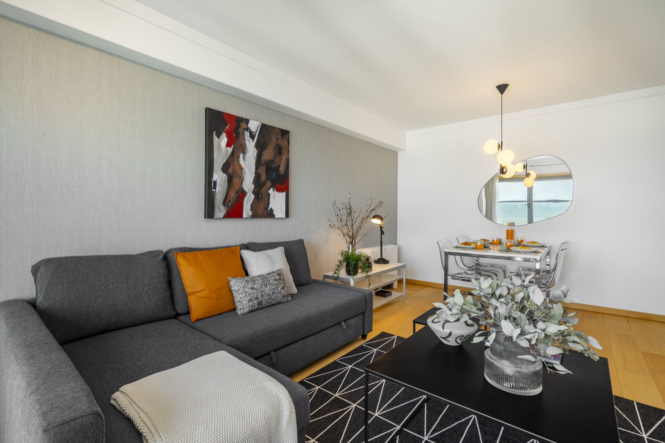 Apartamento, 2 quartos | Área de estar | TV de tela plana