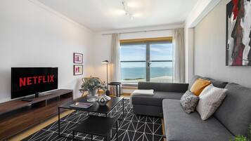 Apartamento, 2 quartos | Área de estar | TV de tela plana