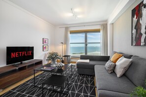 아파트, 침실 2개 | 거실 공간 | 평면 TV