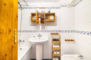 Apartment, 2 Schlafzimmer | Badezimmer | Haartrockner, Handtücher, Toilettenpapier