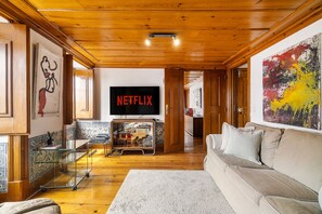Appartement, 2 slaapkamers | Woonruimte | Een flatscreentelevisie