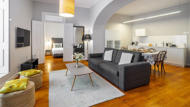 Un apartamento moderno con sala de estar, cocina y comedor.