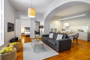 A modern apartment with a living area, kitchen, and dining space. - Prime Lisbon Living Great For D Nomads & R Workers (Lisbon)
