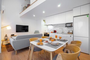 Apartamento, 2 quartos | Área de estar | TV de tela plana