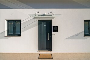 Front of property - C312 Riverside View Premium Apartment w/ AC & Terrac (Porto)