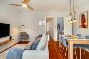 Apartemen, 2 kamar tidur | Area keluarga | TV layar datar