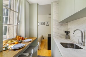Studio | Cuisine privée | Réfrigérateur, bouilloire électrique, grille-pain