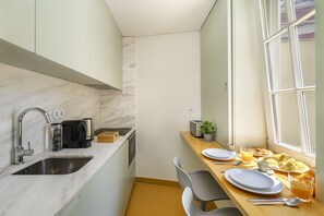 Estudio | Cocina privada | Refrigerador, tetera eléctrica y tostadora 
