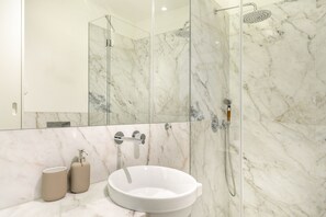 Studio | Bathroom | Hair dryer, towels, toilet paper
