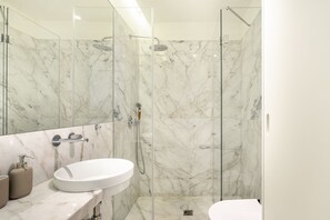 Studio | Bathroom | Hair dryer, towels, toilet paper - Timeless Luxury Porto W/ Ac & Elevator (Porto)