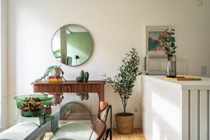 Apartamento, 2 quartos | Área de estar | TV de tela plana