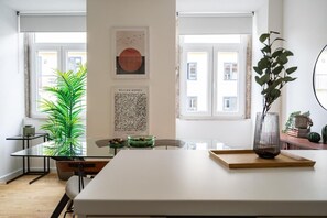 Appartement, 2 chambres | Aire de séjour | Téléviseur à écran plat