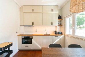 Fridge, electric kettle - Coastal Comfort: Apartment Retreat By The Sea (Cascais)