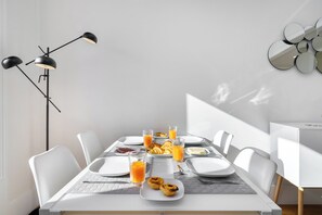 Apartamento, 2 habitaciones | Zona de estar | Una televisión de pantalla plana