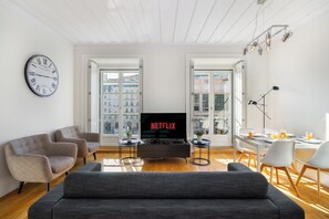 Departamento, 2 habitaciones | Área de sala de estar | Televisión de pantalla plana 