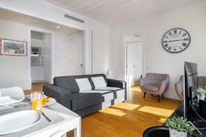 Apartament, 2 dormitoris | Sala d'estar | Televisor de pantalla plana 
