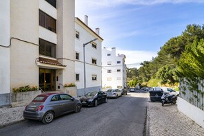 Exterior - Stylish Sunny Penthouse Near Cascais Center & Greenspace (Cascais)