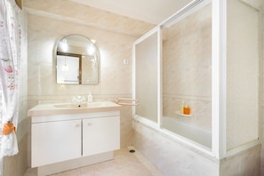 Apartment, 4 Bedrooms | Bathroom