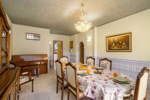 Appartamento, 4 camere da letto | Area soggiorno | TV a schermo piatto