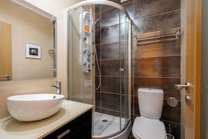 Apartment, 2 Bedrooms | Bathroom | Hair dryer, towels, toilet paper