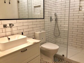 Apartemen, 1 kamar tidur | Kamar mandi | Pengering rambut, handuk,  dan tisu toilet