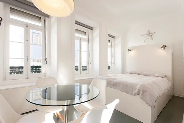 Living area - Chic Studio Located In Lisbon Historic Centre (Lisbon)