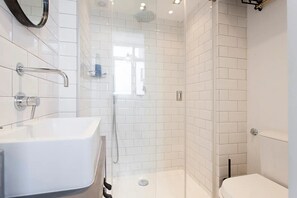 Studio | Bathroom - Chic Studio Located In Lisbon Historic Centre (Lisbon)