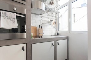 Private kitchenette - Chic Studio Located In Lisbon Historic Centre (Lisbon)