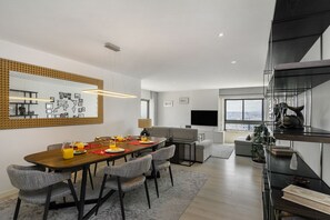 Leilighet, 2 soverom | Oppholdsområde | Flatskjerm-TV